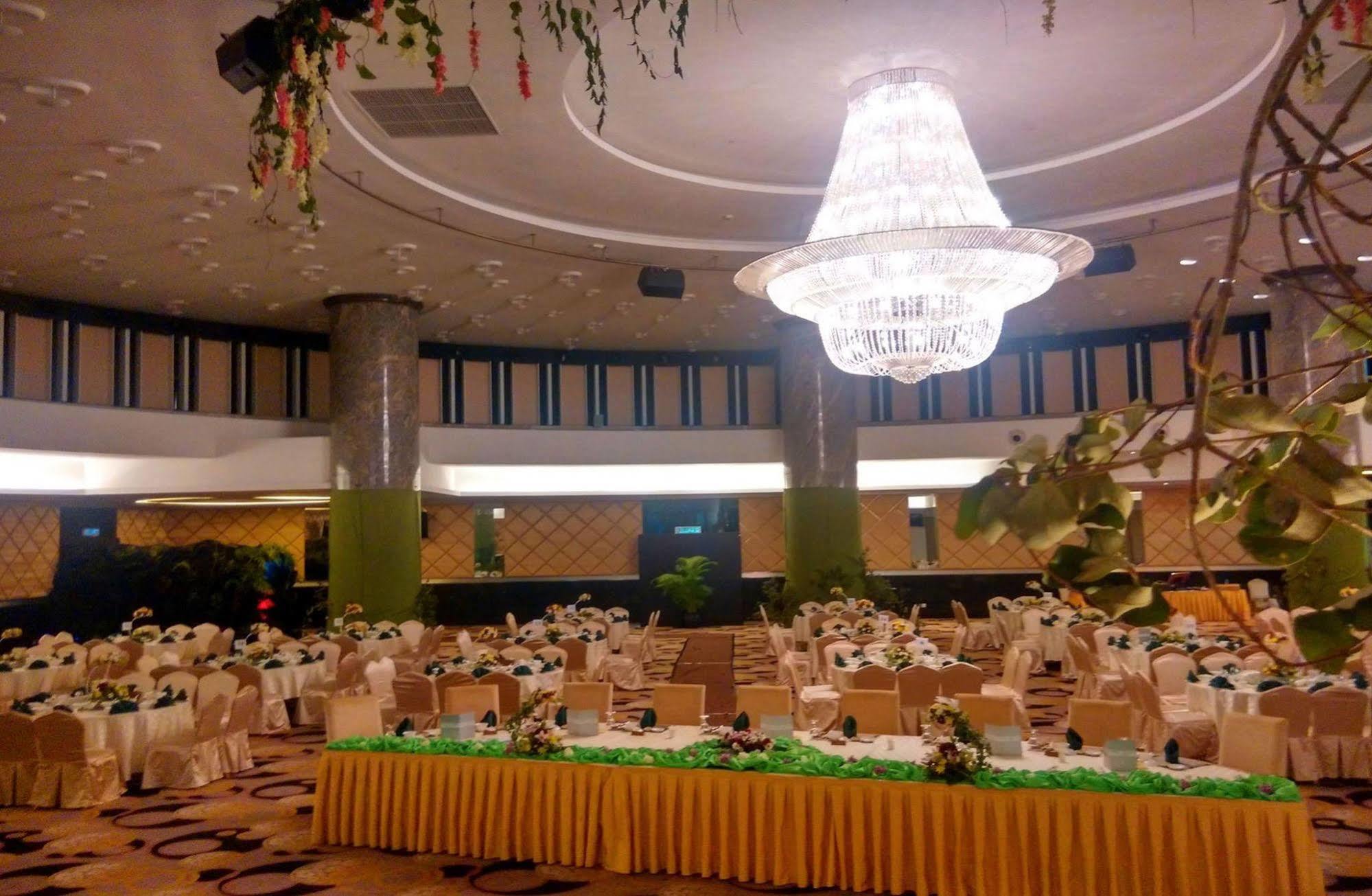 Imperial Hotel Кучінг Екстер'єр фото