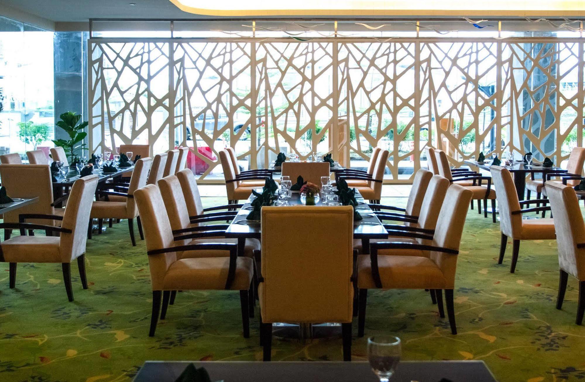 Imperial Hotel Кучінг Екстер'єр фото