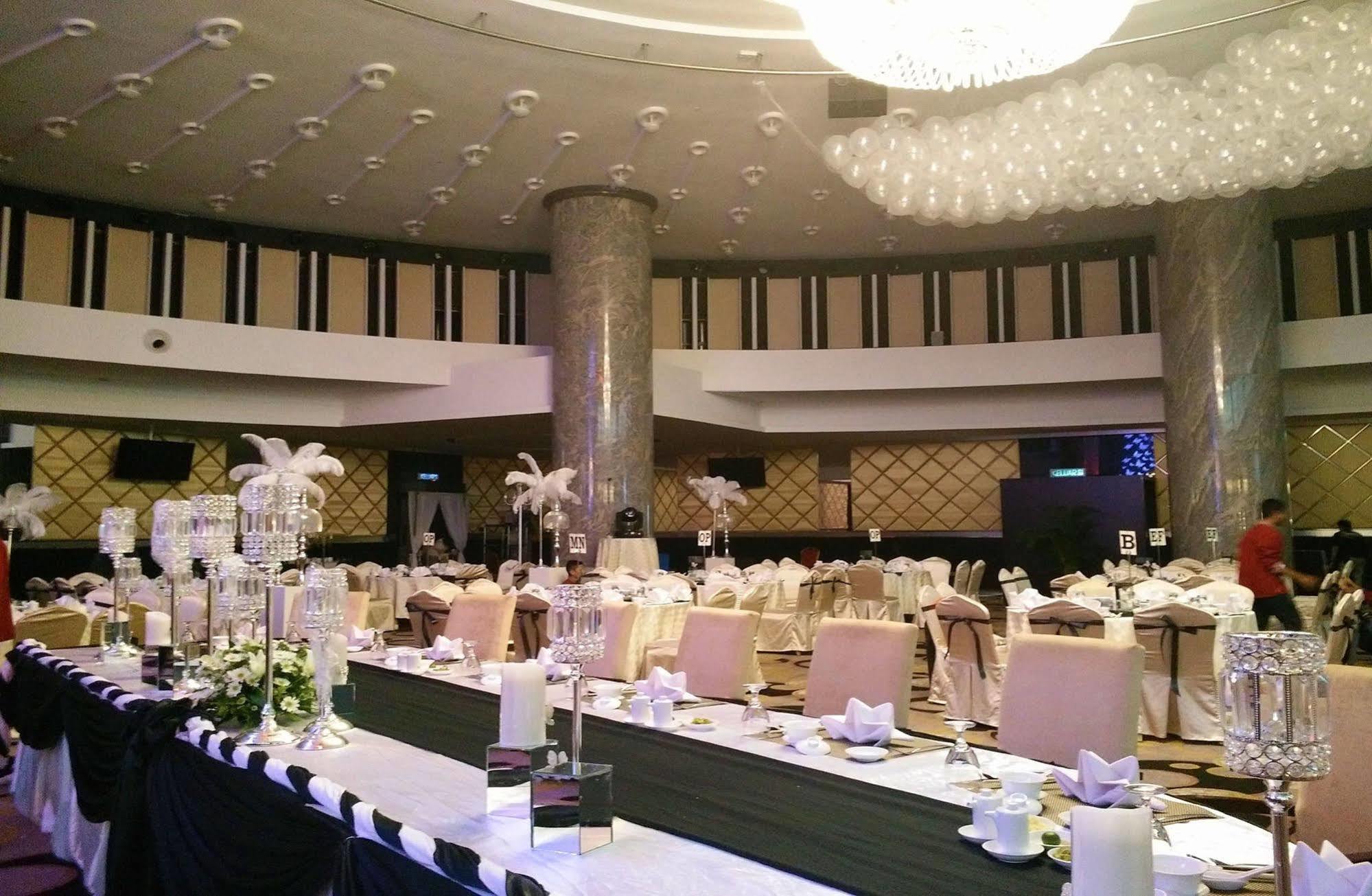 Imperial Hotel Кучінг Екстер'єр фото